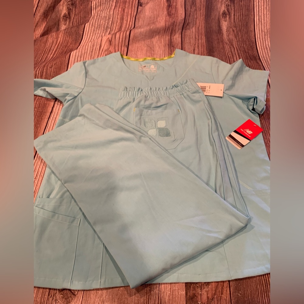 NWT New Balance Scrub set size XL
62% Polyester 24% Rayon 4% Spandex